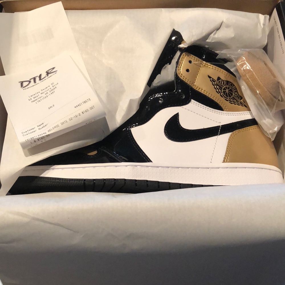 ****DEADSTOCK**** Jordan 1’s Gold Toe Size 9.5